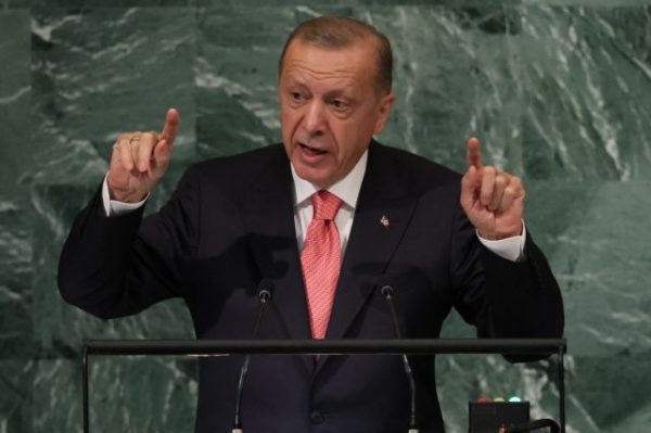Θα χρησιμοποιήσει ο Ερντογάν το ελληνικό και το τουρκικό χαρτί για να αναβάλει εκλογές; – Δύο αμφιλεγόμενες ρήτρες στο σύνταγμα