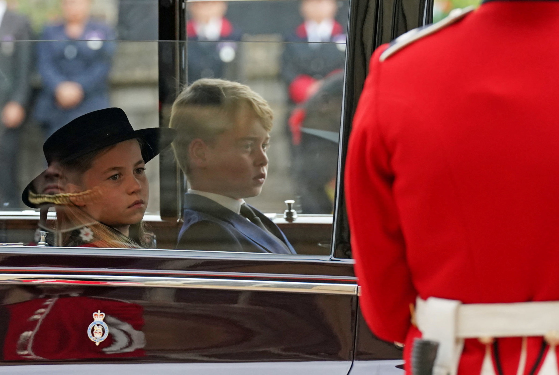 Ο πρίγκιπας Τζορτζ λέει σε έναν συμμαθητή: «Πρέπει να είσαι προσεκτικός γιατί ο πατέρας σου θα γίνει βασιλιάς»