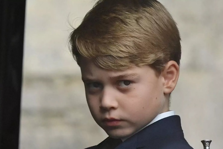 Ο πρίγκιπας Τζορτζ λέει σε έναν συμμαθητή: «Πρέπει να είσαι προσεκτικός γιατί ο πατέρας σου θα γίνει βασιλιάς»