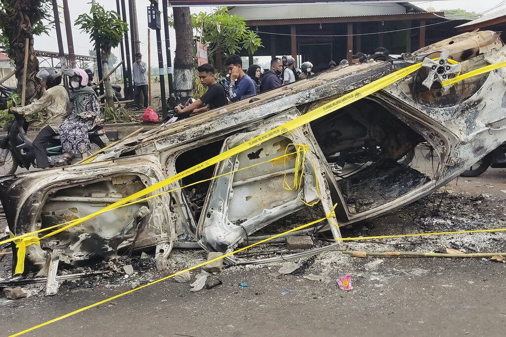 Ασύλληπτη τραγωδία στην Ινδονησία: Θαυμαστής ποδοπατήθηκε και πνίγηκε - περισσότεροι από 174 νεκροί