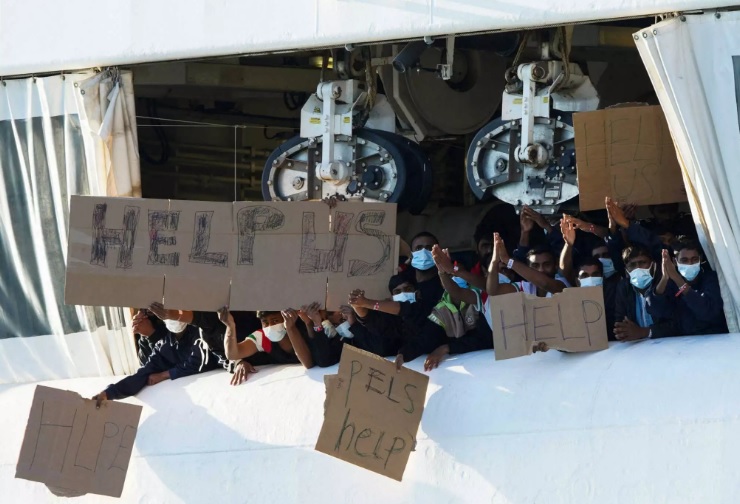 Απελπισμένοι μετανάστες πηδούν στη θάλασσα στην Ιταλία - εγκλωβισμένοι στο λιμάνι της Κατάνια