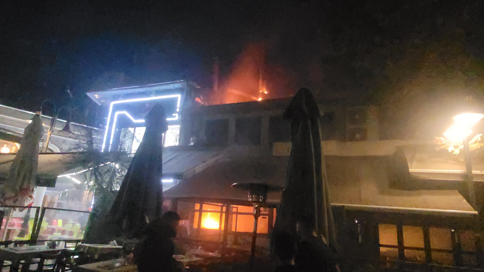 Στις φλόγες τυλίγεται ψητοπωλείο στο κέντρο της Λάρισας (βίντεο)