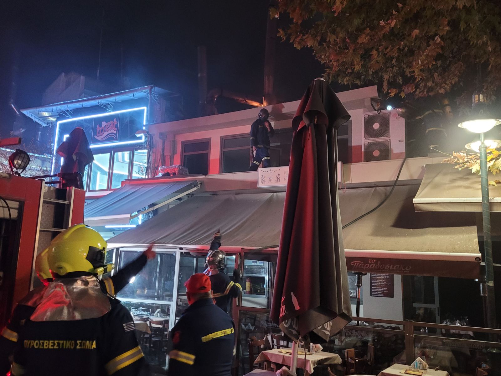 Στις φλόγες τυλίγεται ψητοπωλείο στο κέντρο της Λάρισας (βίντεο)