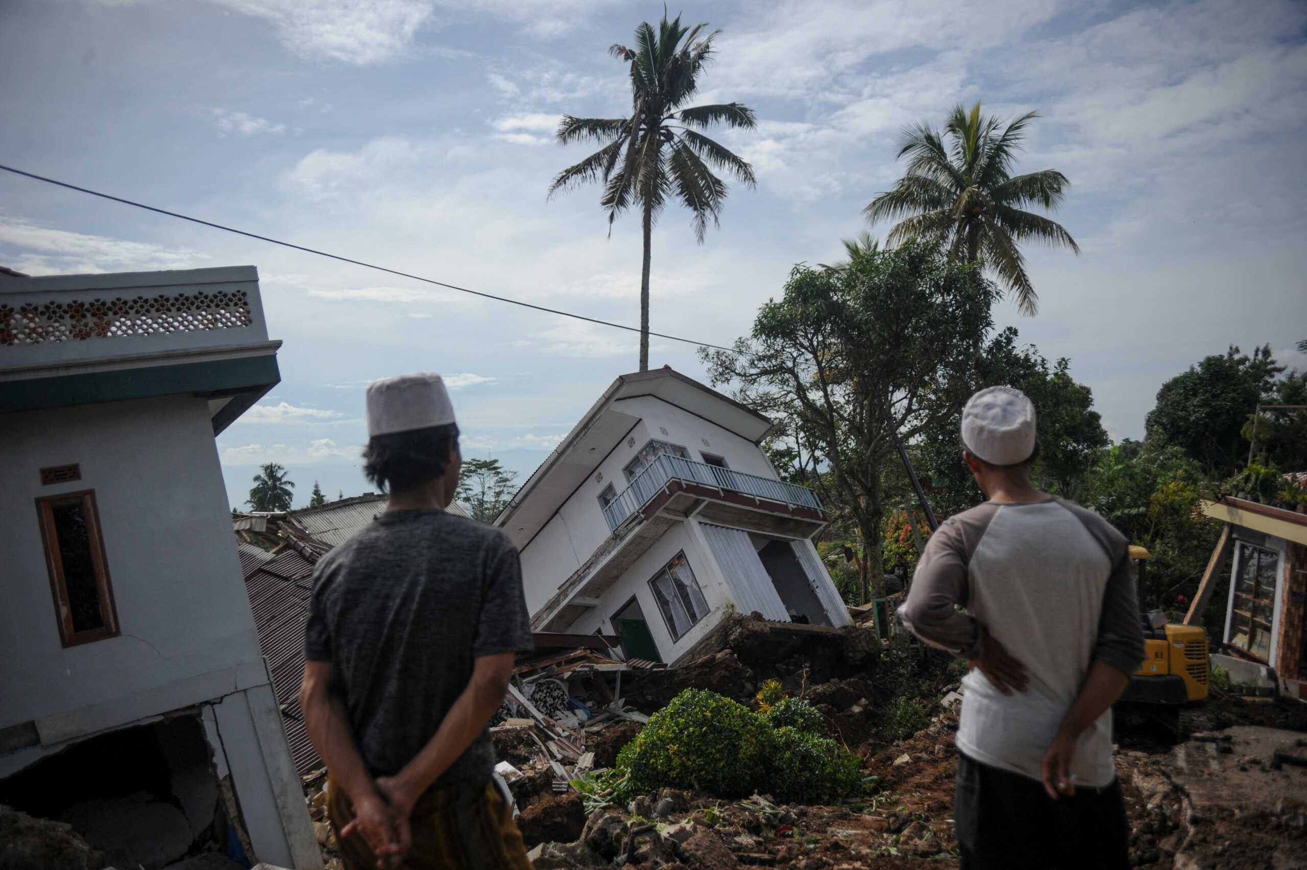 Ινδονησία: Θάψτε νεκρούς κάτω από τη βροχή μετά τον σεισμό