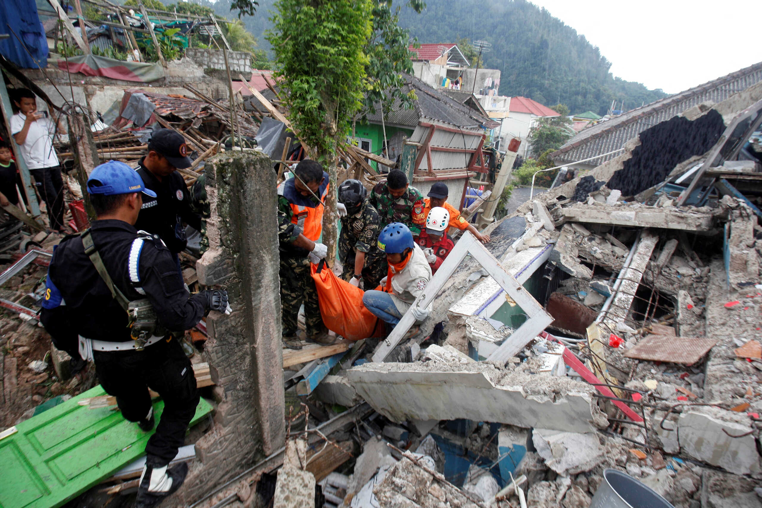 Ινδονησία: Θάψτε νεκρούς κάτω από τη βροχή μετά τον σεισμό