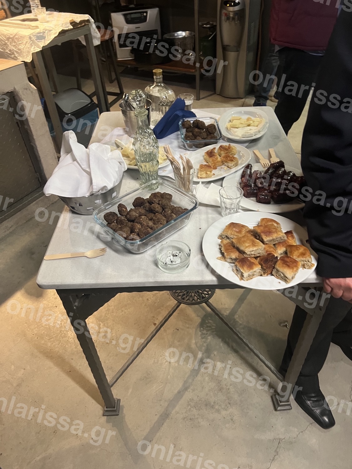 Ο Καραμανλής τρώει κεμπάπ στη Λάρισα (φωτογραφία)