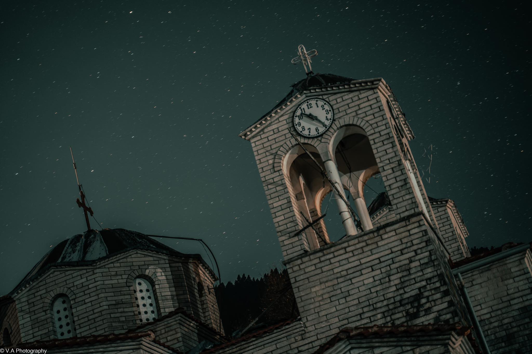 Απίστευτες εικόνες από την εκκλησία του Ροπωτού Τρικάλων που βυθίζεται (Βίντεο)