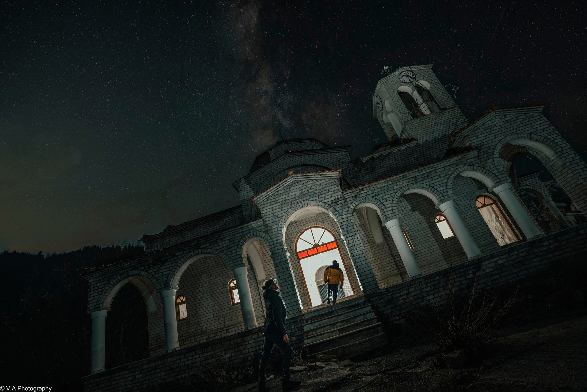Απίστευτες εικόνες από την εκκλησία του Ροπωτού Τρικάλων που βυθίζεται (Βίντεο)