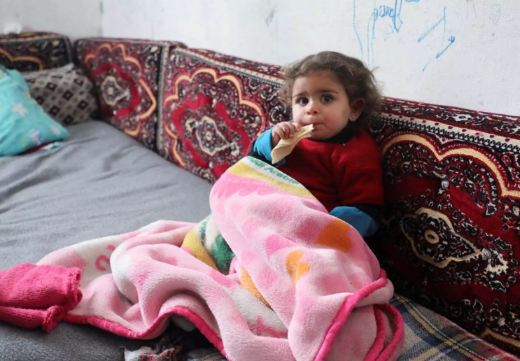 Κορίτσι που βρέθηκε ζωντανό στα ερείπια της Συρίας - δύο αδέρφια και η έγκυος μητέρα επέζησαν
