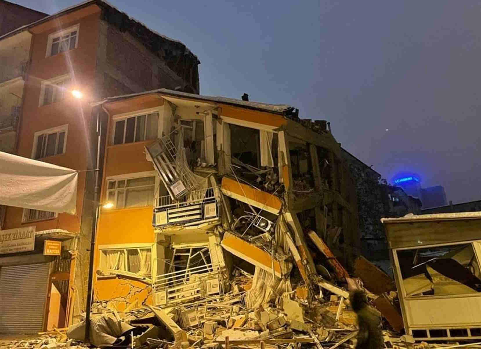 Ο φονικός σεισμός σκότωσε περισσότερους από 3.100 στην Τουρκία και τη Συρία - συνεχίζονται οι έρευνες για επιζώντες