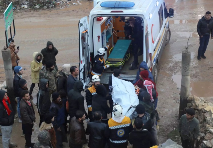 Γιατρός και ειδικά εκπαιδευμένοι διασώστες του ΕΚΑΒ δίπλα σε σεισμόπληκτο στην Τουρκία