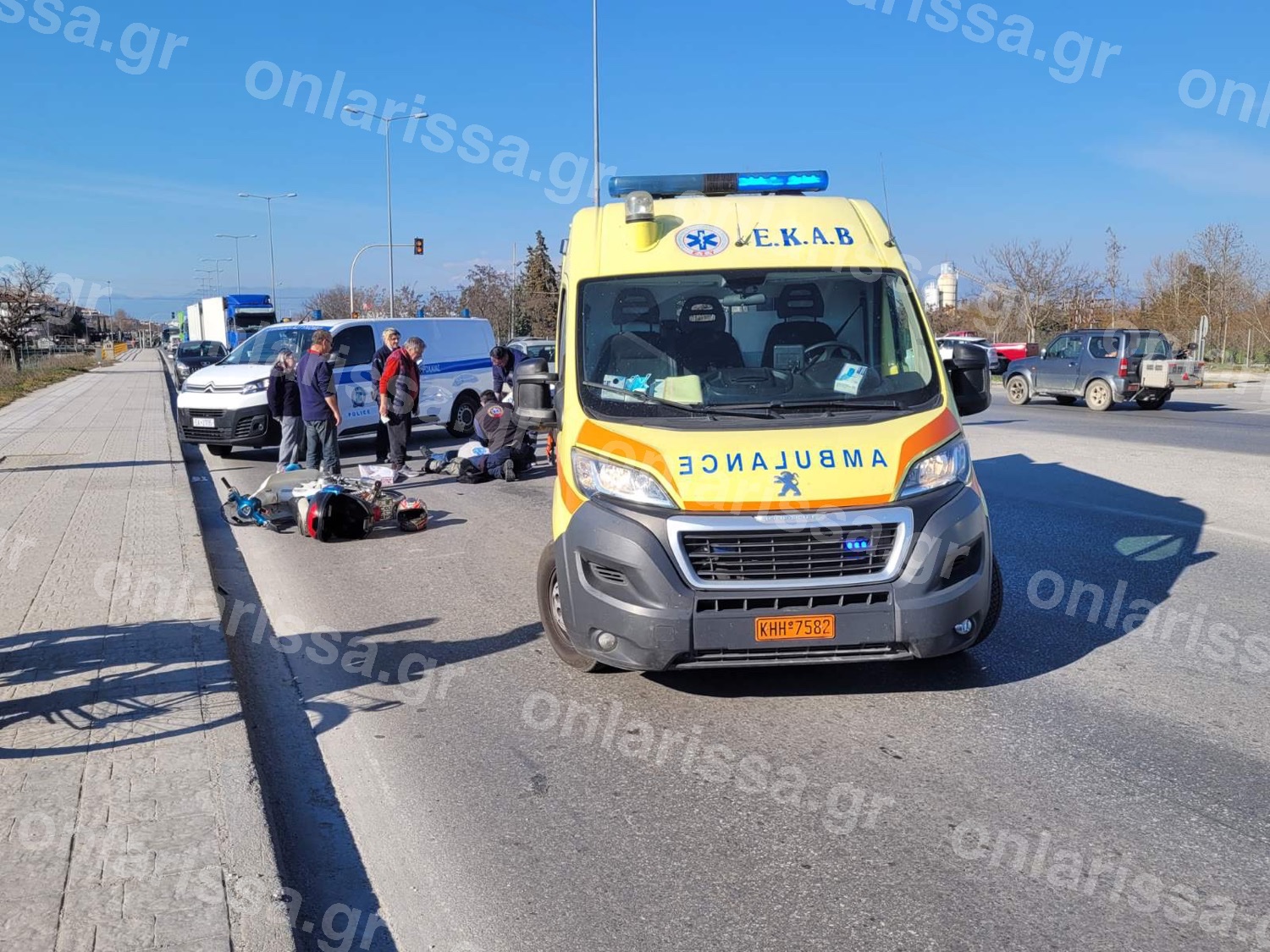 Αυτοκίνητο χτυπήθηκε από μοτοσικλέτα – άνδρας στο νοσοκομείο (εικόνες)
