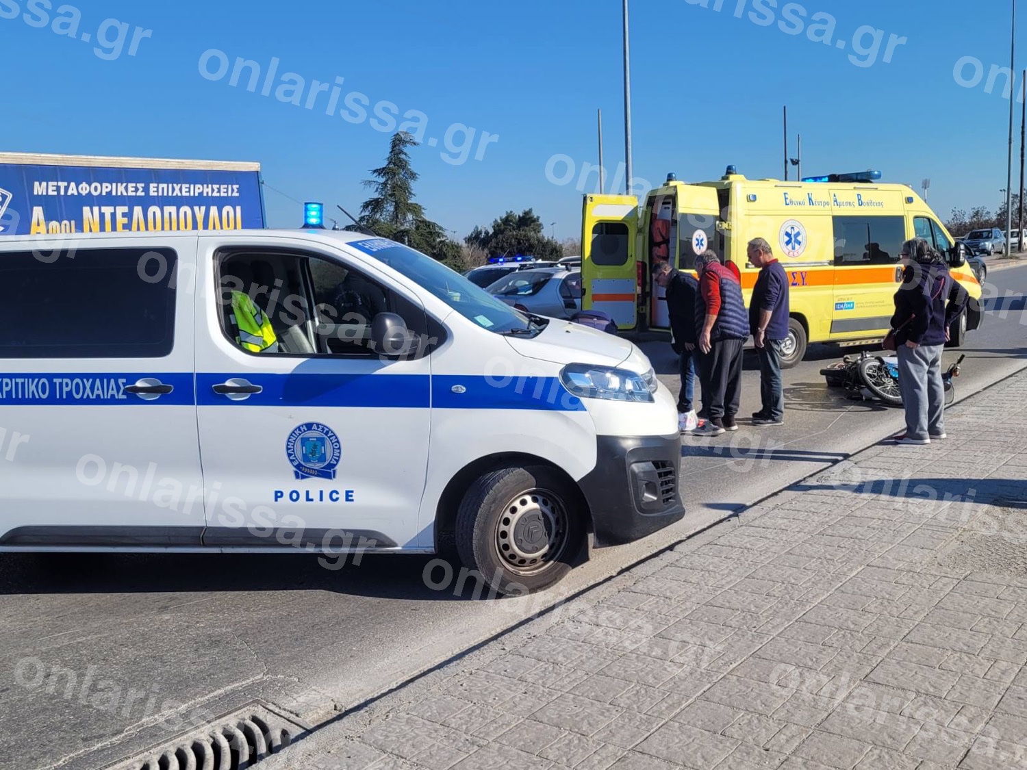 Αυτοκίνητο χτυπήθηκε από μοτοσικλέτα – άνδρας στο νοσοκομείο (εικόνες)