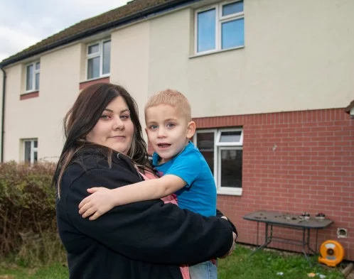 Η αστυνομία επισκέφτηκε το σπίτι για να συστήσει τον 3χρονο - «Φοβήθηκε και κρύφτηκε»