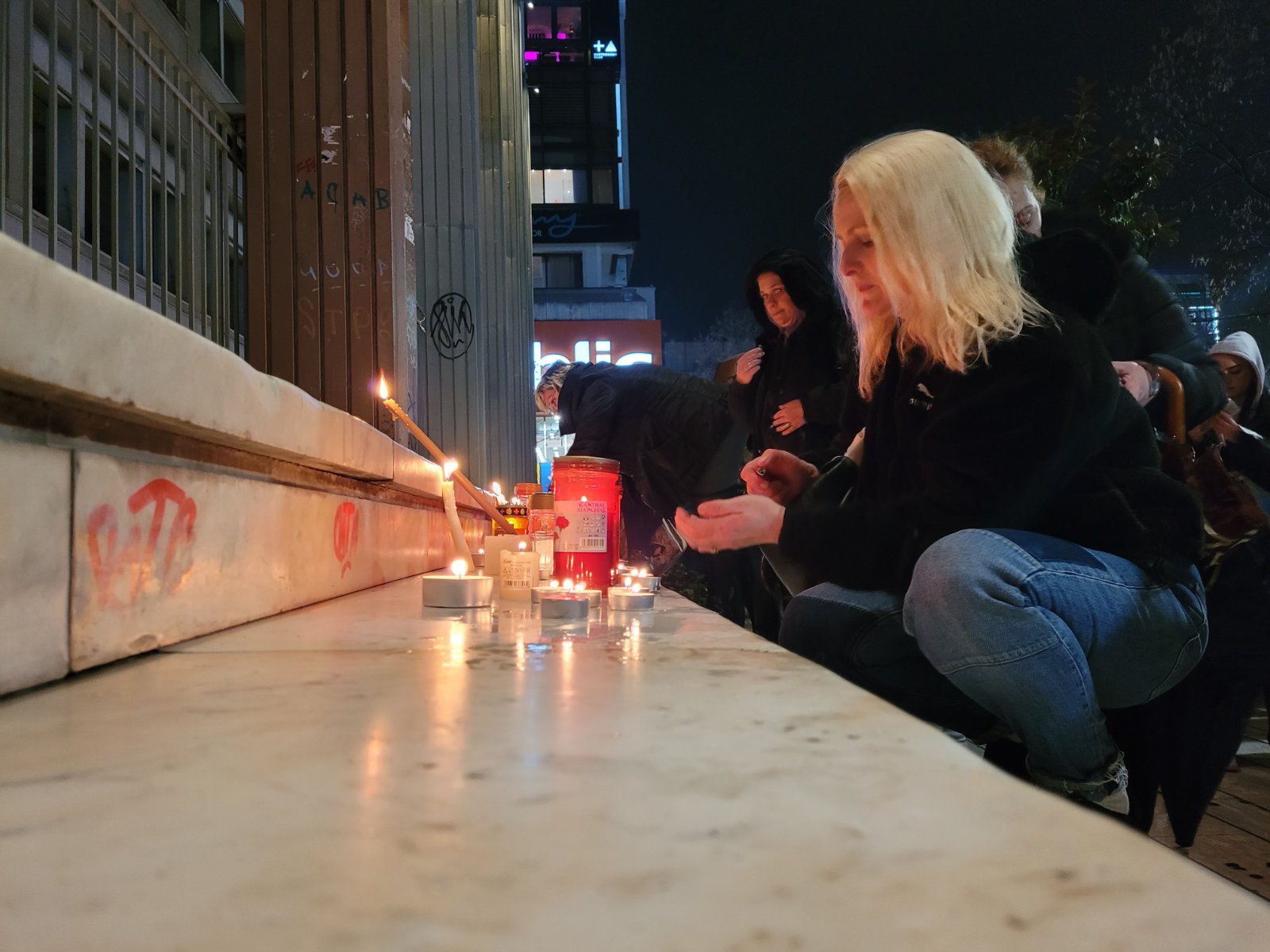 Αναμμένα κεριά για τα θύματα της τραγωδίας των Τεμπών (φωτογραφία)