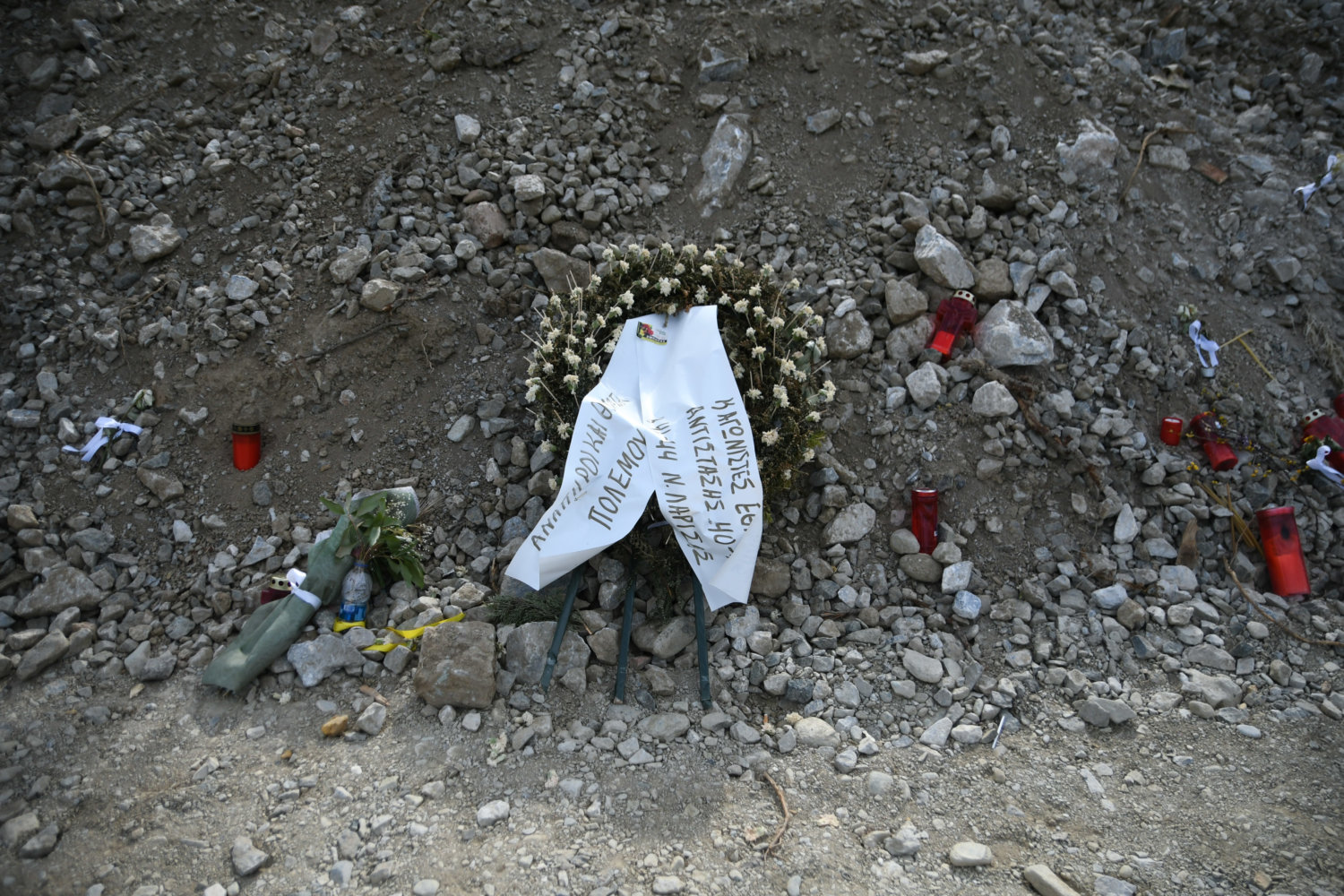 Άγαλμα στήθηκε στο σημείο του θανατηφόρου δυστυχήματος στα Τέμπη