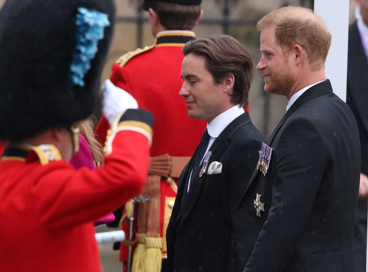Ο πρίγκιπας Χάρι κοιτάζει αμήχανα τον πρίγκιπα Ουίλιαμ κατά τη στέψη του