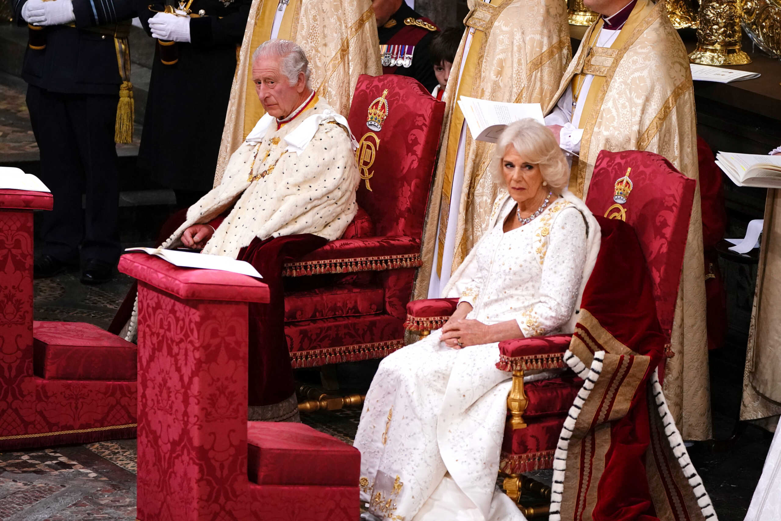 Το εμβληματικό φόρεμα και το κέντημα της βασίλισσας Καμίλα αποτίουν φόρο τιμής στη στέψη της