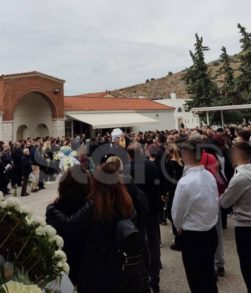 Θρήνος στην κηδεία του 15χρονου που πέθανε σε σχολική εκδρομή (φωτογραφία)