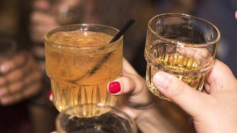Η δεύτερη υπερβολική δόση αλκοόλ σκοτώνει - ποιο είναι το «φωτινό νερό» που πίνουν;