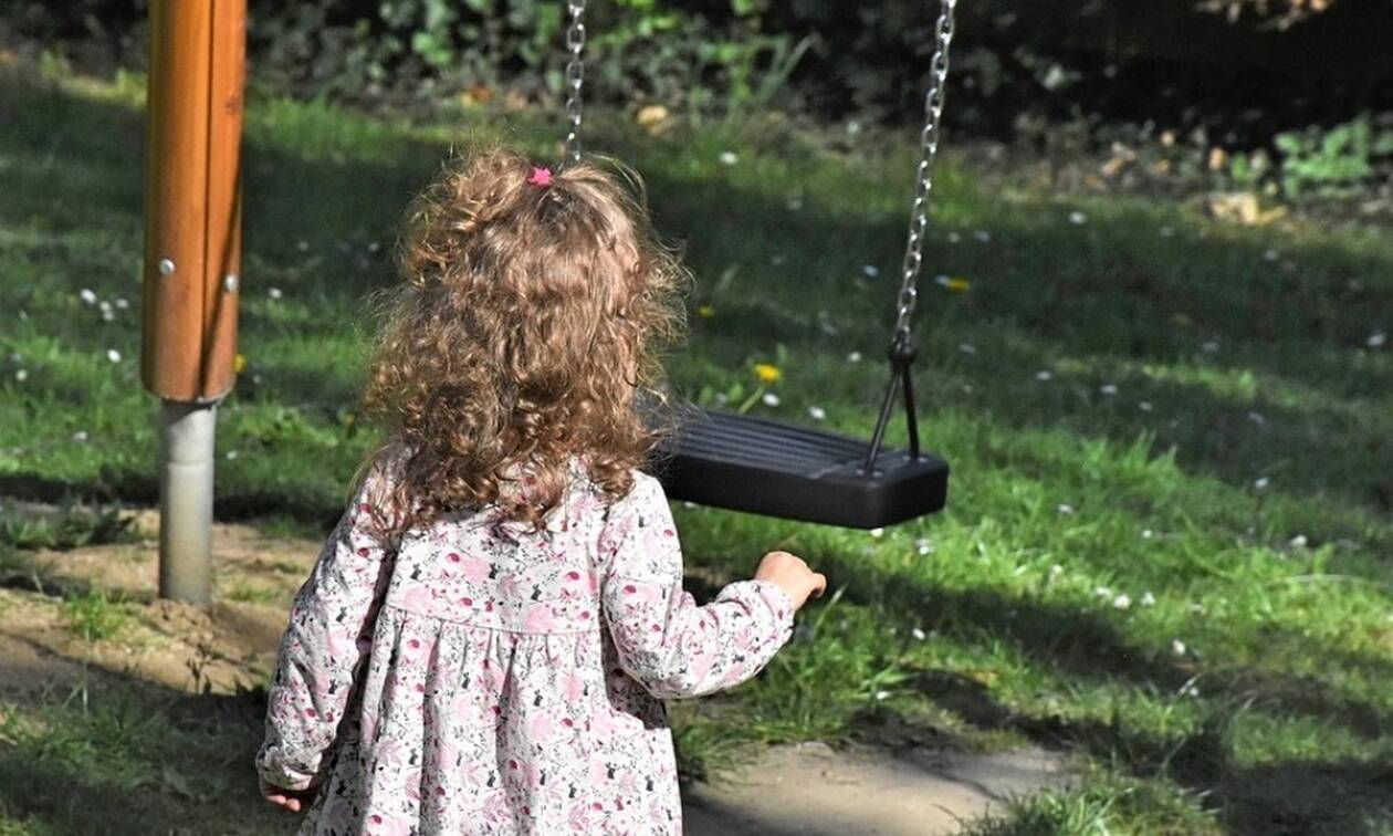 Larissa's Alert: Βρήκα ένα παιδάκι 1,5 ετών να χαζεύει μόνο του στο πάρκο.