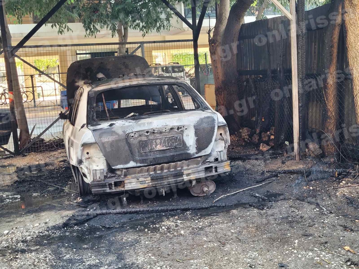 Αυτοκίνητα τυλίγονται στις φλόγες στο πάρκινγκ της Λάρισας (βίντεο)