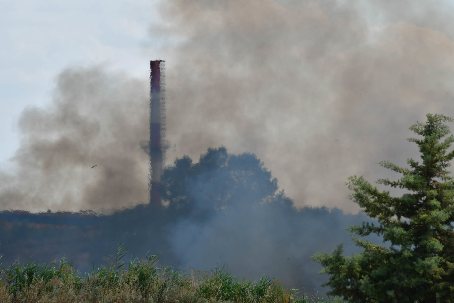 Εικόνα πυρκαγιάς σε παλιό εργοστάσιο στη Λάρισα (βίντεο)