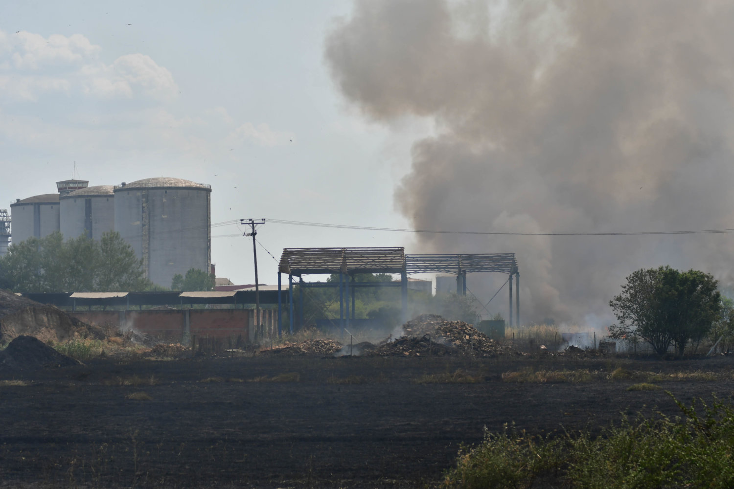 Εικόνα πυρκαγιάς σε παλιό εργοστάσιο στη Λάρισα (βίντεο)