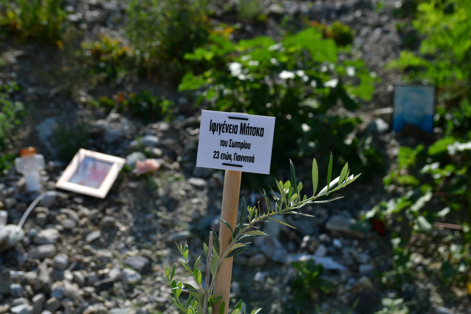 Συγκλονιστική στιγμή στο σημείο της τραγωδίας στα Τέμπη (φωτογραφία)