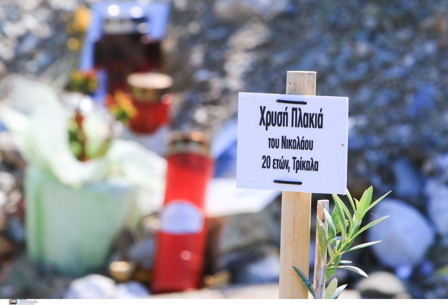 Φύτεψαν ένα δέντρο στο σημείο του ατυχήματος στα Τέμπη και έδωσαν ονόματα στα παιδιά (φωτογραφία)