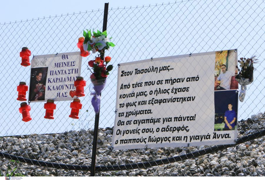 Φύτεψαν ένα δέντρο στο σημείο του ατυχήματος στα Τέμπη και έδωσαν ονόματα στα παιδιά (φωτογραφία)